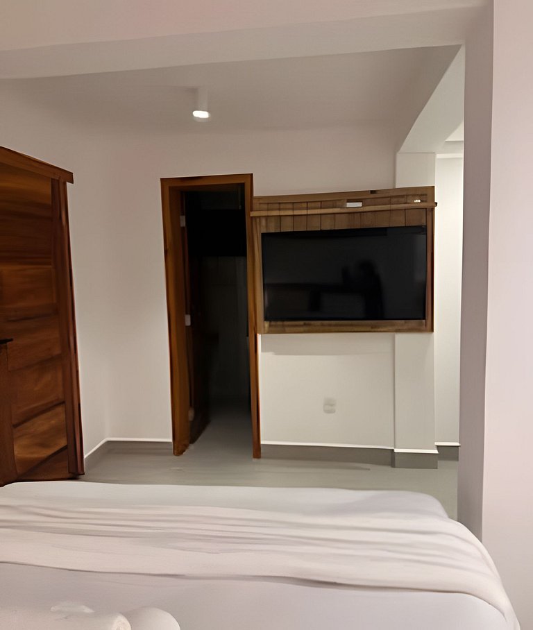 Suíte queen na Rua Mucugê – Piscina e conforto em Arraial